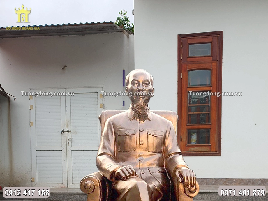Gương mặt Bác được chạm khắc sắc nét